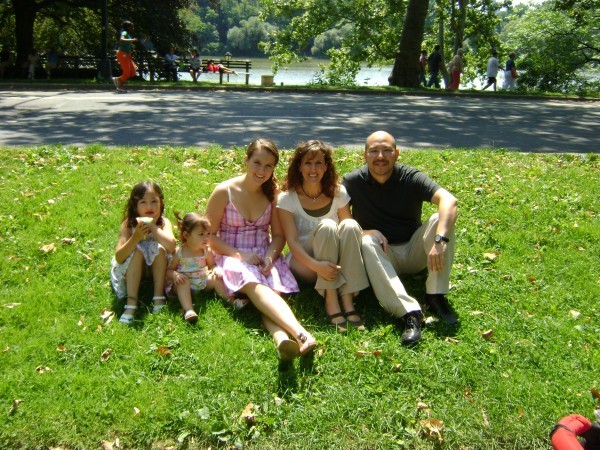 Jimena (mi hija), Ricardo (mi yerno) con mis 3 nietas: Camila, Federica y MarÃ­a JosÃ© - quelita ferrÃ©s